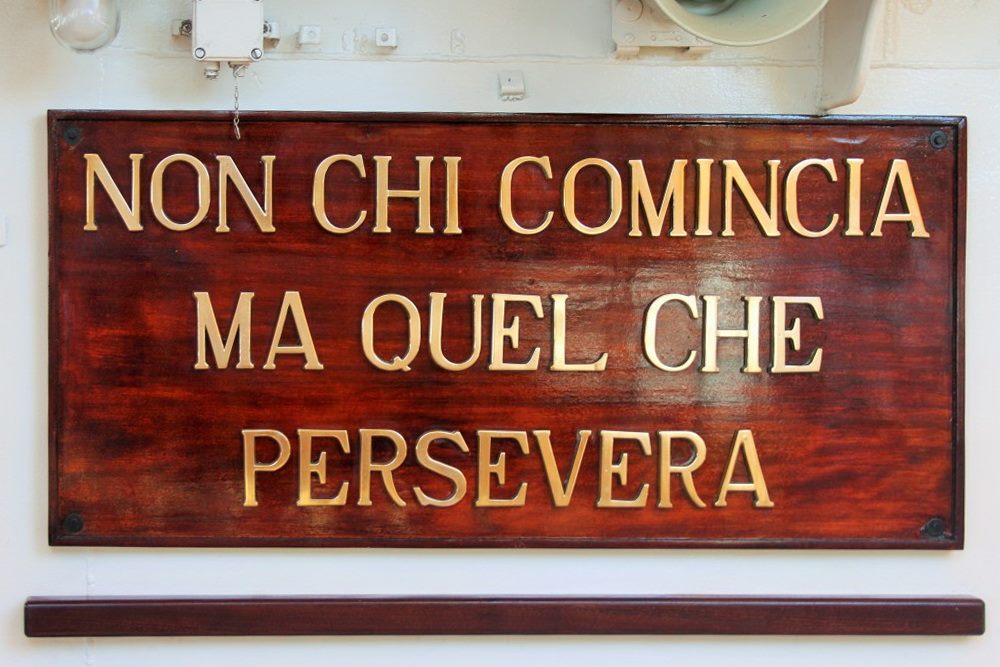 Targa in ottone con la scritta: non chi comincia ma quel che persevera
